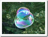 180px-Soap_Bubble_-_foliage_background_-_iridescent_colours_-_Traquair_040801